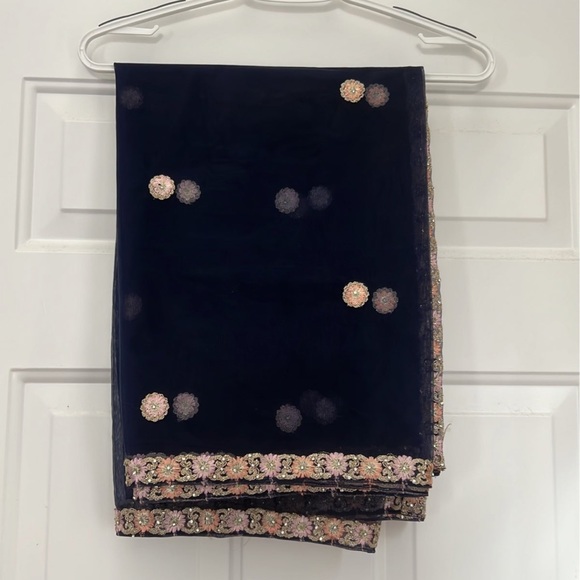 Please be informed this outfit is full of glitters it shines and sparkles . - Picture 8 of 9